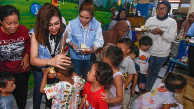  Relawan Laskar Prabowo 08 Jakarta Beri Makanan Gratis plus Susu ke Anak