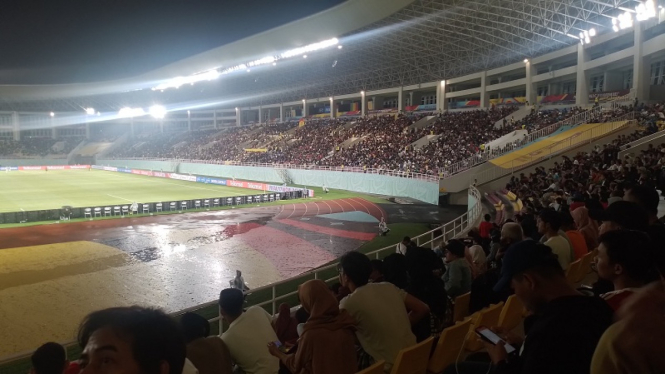 Hujan yang mengguyur Stadion Manahan Solo saat laga Piala Dunia U-17
