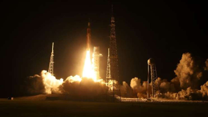 Sistem Peluncuran Luar Angkasa Artemis 1 NASA diluncurkan di Kennedy Space, AS.