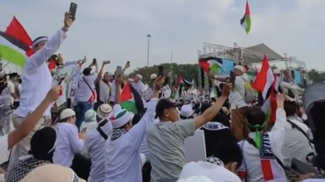 Para peserta aksi munajat kubro PA 212 menyerukan kemerdekaan Palestina di Monas
