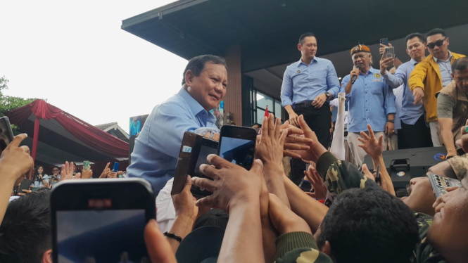 Prabowo berjoget bersama rombongan tim kampanye nasional (TKN) yakni AHY, Rosan 