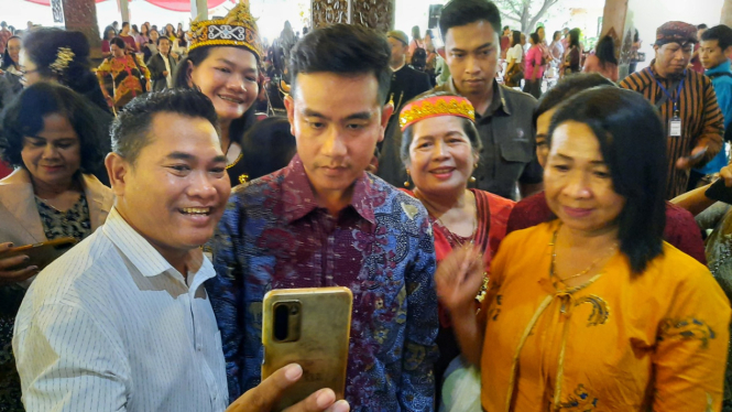 Gibran saat menghadiri acara Natal Bersama yang digelar Wanita Bethel Indonesia (WBI) di Pendhapi Gede Balai Kota Solo.