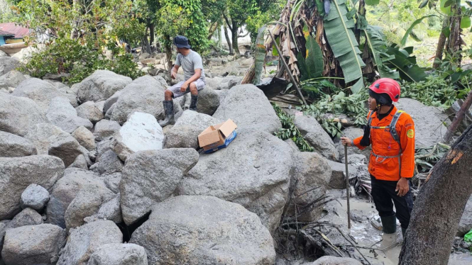 Batu-batu besar pasca banjir bandang di Humbang Hasundutan, Sumatera Utara