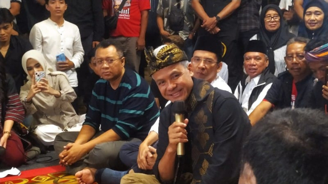 Capres nomor urut 3 Ganjar Pranowo menggelar dialog di Mataram, Lombok