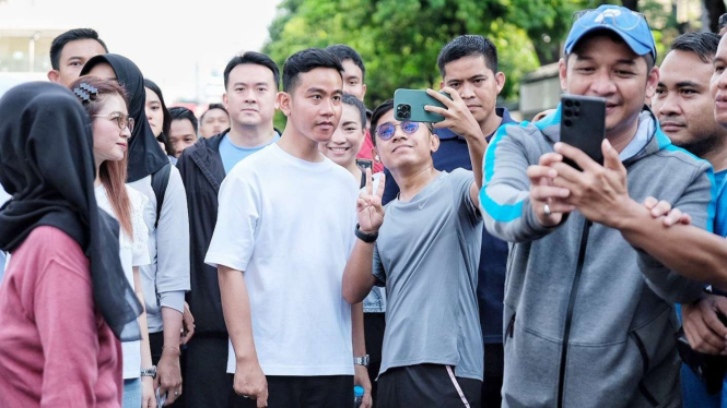 Cawapres Gibran Rakabuming Raka di Car Free Day di Jakarta