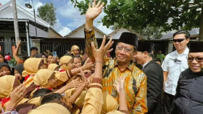 Calon wakil presiden Mahfud MD di Pondok Pesantren Sulaiman, Trenggalek, Jawa Timur, Sabtu, 2 Desember 2023.