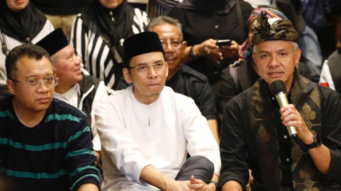 Calon presiden nomor urut 3 Ganjar Pranowo (kanan) bersama mantan gubernur Nusa Tenggara Barat (NTB) TGB. Muhammad Zainul Majdi di Bima, NTB, Minggu, 3 Desember 2023.