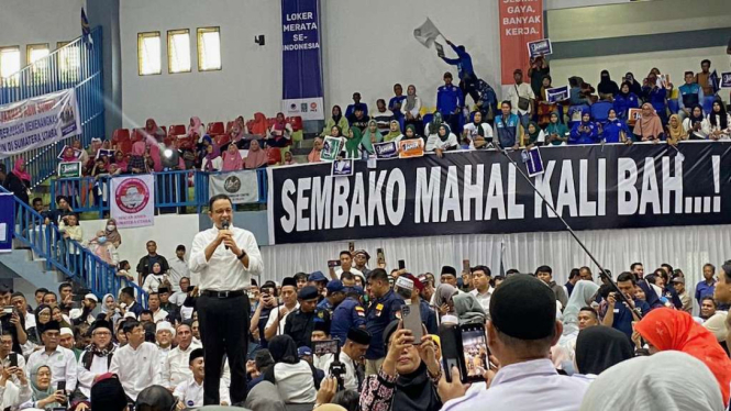 Capres nomer urut satu Anies Baswedan melanjutkan kampanyenya di Medan, Sumatra Utara, pada hari keenam masa kampanye Pemilu Presiden 2024, Minggu, 3 Desember 2023.