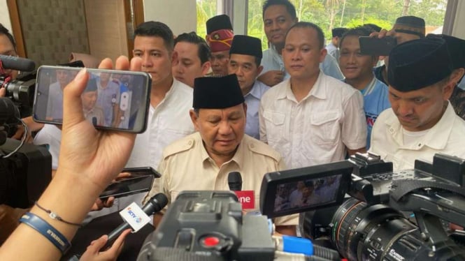 Calon presiden nomor urut 2 Prabowo Subianto sowan ke dua ulama karismatik di Banten, Abuya Ahmad Muhtadi dan Abuya Murtado, di kediamannya di Pandeglang, Banten, Minggu, 3 Desember 2023.