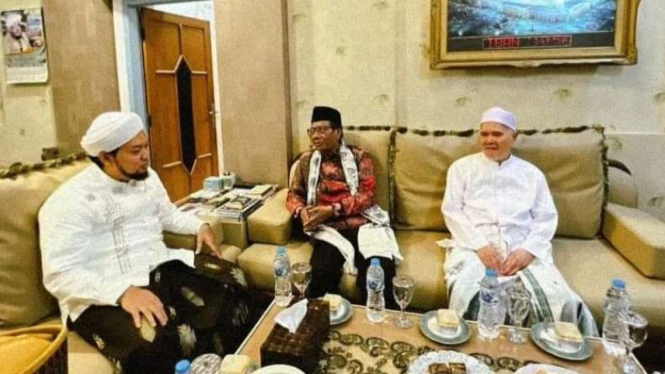 Pada hari keenam kampanye, Minggu, 3 Desember 2023, calon wakil presiden nomor urut 3 Mahfud MD berkunjung ke Pondok Pesantren Salafiyah Syafi'iyah, Sukorejo, Situbondo, Jawa Timur.