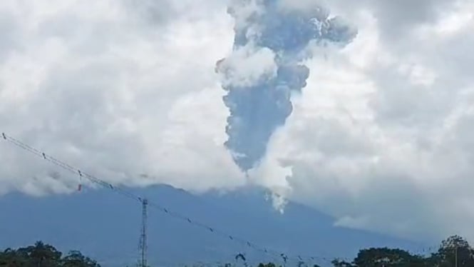 Gunung Marapi di Sumatera Barat meletus