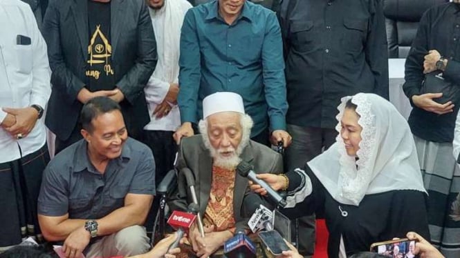 Kiai Abuya Muhtadi (tengah) memberikan keterangan pers terkait dukungan kepada Ganjar-Mahfud di Kantor TPN Ganjar-Mahfud, Jakarta, Minggu, 3 Desember 2023.