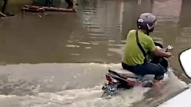 Sepeda motor bebek jenis Honda Supra X menerjang banjir