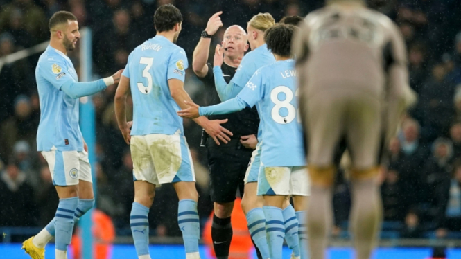 Pemain Manchester City protes kepada wasit saat melawan Tottenham Hotspur