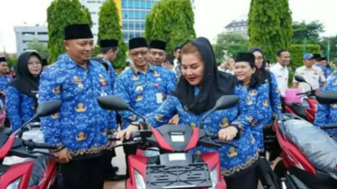 Wali Kota Semarang, Hevearita Gunaryanti Rahayu membagikan 177 motor ke Lurah
