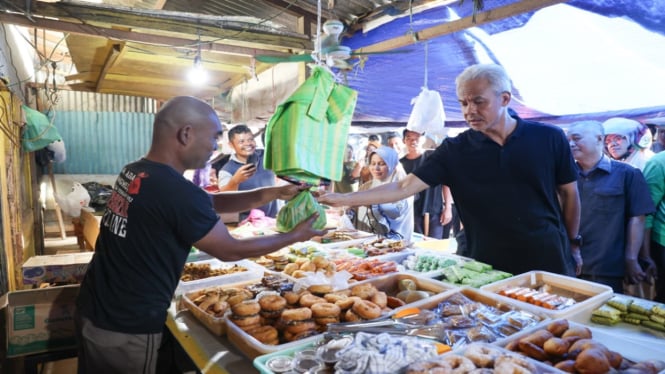 Capres Ganjar Pranowo blusukan ke pasar Kendari