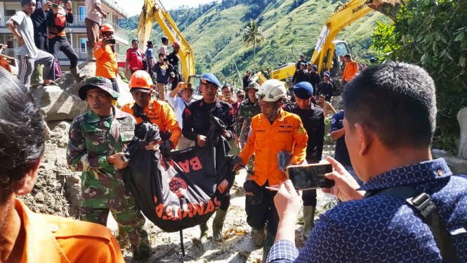 Tim SAR melakukan evakuasi korban tewas banjir bandang di Humbahas