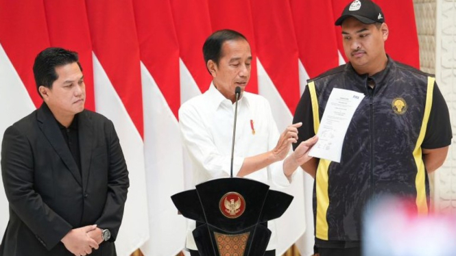 Presiden Jokowi bersama Erick Thohir dan Dito Ariotedjo