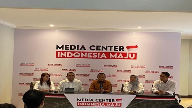 Menteri Investasi Bahlil Lahadali meresmikan media center Indonesia Maju