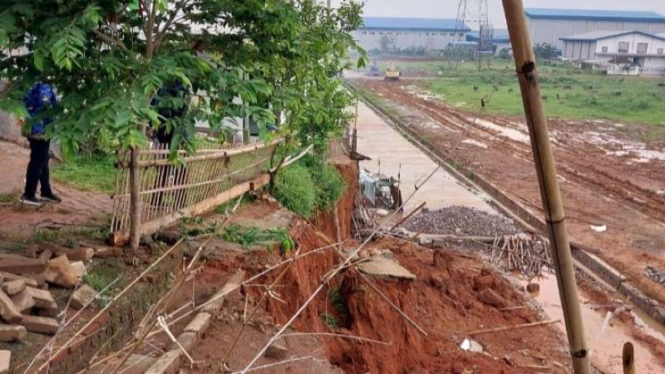 Longsor di Tigaraksa, Kabupaten Tangerang.