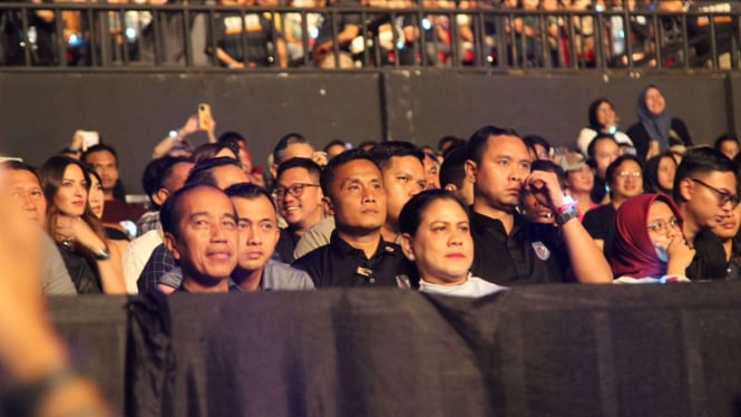 Presiden Jokowi dan Iriana hadiri konser NOAH