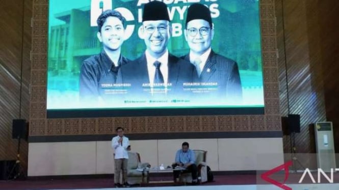 Calon wakil presiden nomor urut 1 Abdul Muhaimin Iskandar alias Cak Imin memaparkan gagasan kepada mahasiswa di Padang, Sumatra Barat, Senin, 4 Desember 2023.
