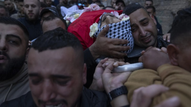 Warga Palestina berduka atas kematian keluarganya.