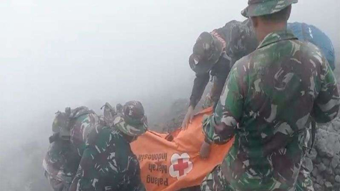 Tim SAR mengevakuasi korban erupsi Gunung Marapi di Sumbar.