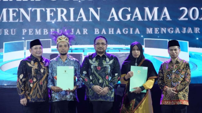 Gus Yaqut Serangkan SK Inpassing ke 98.972 Guru Madrasah