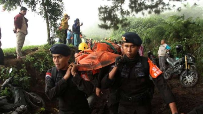 Petugas mengevakuasi jenazah korban erupsi Gunung Marapi di Nagari Batu Plano, Kabupaten Agam, Provinsi Sumatra Barat, untuk diidentifikasi Rumah Sakit Dr Achmad Mochtar, Bukittinggi, Selasa, 5 Desember 2023.