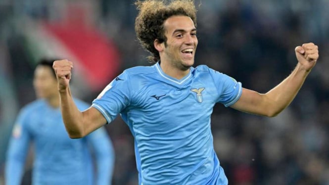 Pemain Lazio Matteo Guendouzi rayakan gol