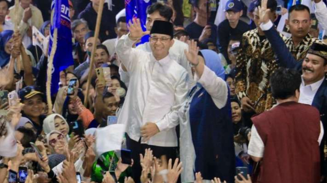 Calon presiden nomor urut 1 Anies Baswedan menyambut ribuan relawan dan simpatisan saat menghadiri kampanye Pemilu 2024 di Kota Banjarmasin, Kalimantan Selatan, Selasa, 5 Desember 2023.