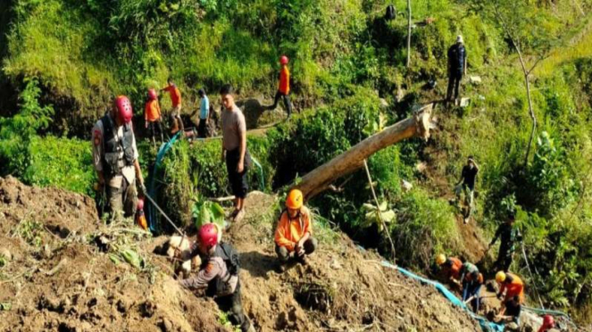 Tim SAR mencari korban tertimbun tanah longsor di Wonogiri, Jateng.