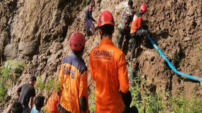 Tim SAR mencari korban tanah longsor di Wonogiri, Jateng.