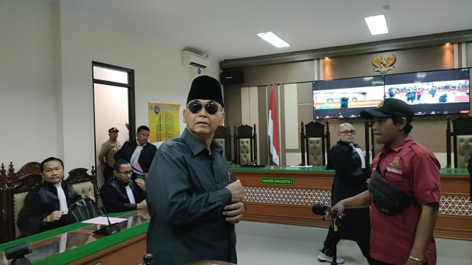 Pimpinan Al Zaytun Panji Gumilang menjalani sidang di PN Indramayu
