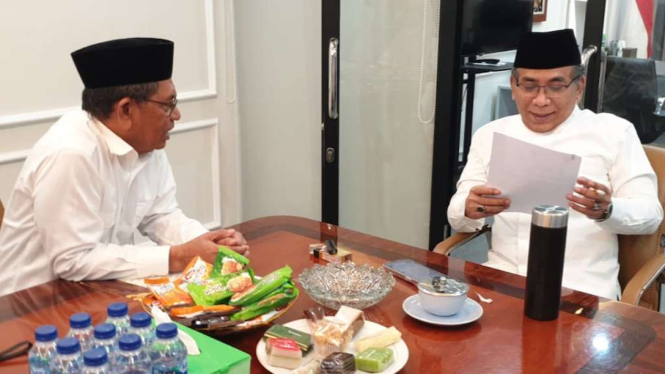 Ketua Umum Nahdlatul Ulama (NU) Yahya Cholil Staquf (kanan) berbincang dengan salah satu pengurusnya, Prof. Dr. Zainal Abidin Rahawarin, yang terpilih sebagai Penjabat Gubernur Maluku, Rabu, 6 Desember 2023.
