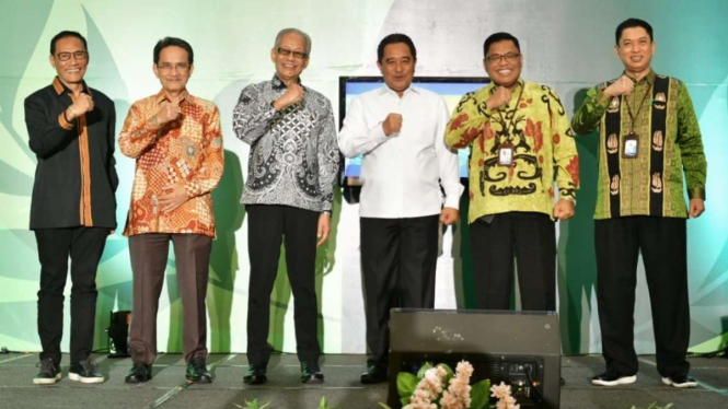 Pj Gubernur Sulawesi Selatan, Bahtiar Baharuddin (Baju putih)