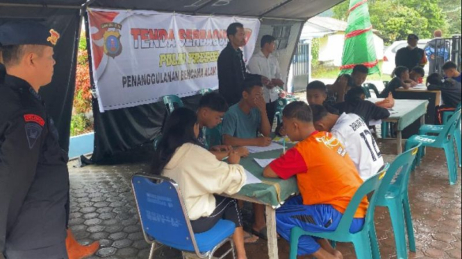 Aktivitas anak korban bencana alam di Humbahas ikuti ujian semester di tenda.