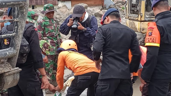 Proses pencarian korban longsor dan banjir bandang di Kabupaten Humbahas.