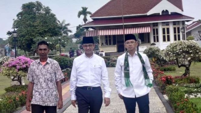 Calon presiden nomor urut 1 Anies Baswedan setelah mengunjungi rumah pengasingan Bung Karno di Kota Bengkulu, Provinsi Bengkulu, Rabu, 6 Desember 2023.