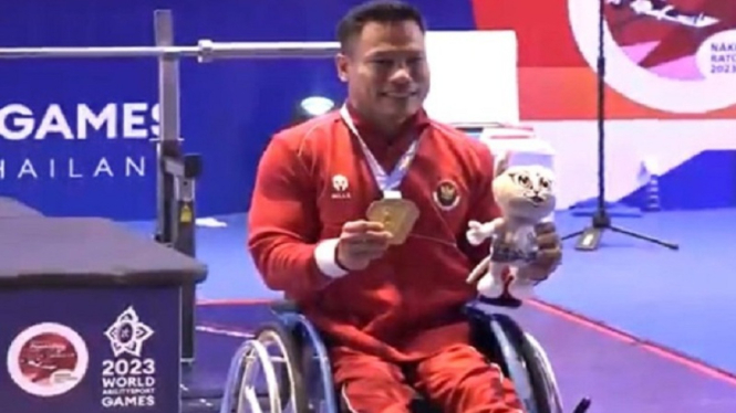 Atlet para-angkat berat, Abdul Hadi meraih emas pada nomor 49 kg
