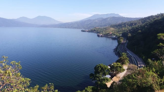 Danau Singkarak yang berlokasi di Provinsi Sumatera Barat.