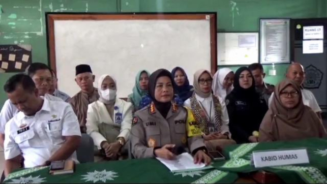 Kabid Humas Polda Lampung gelar jumpa pers terkait video asusila siswi