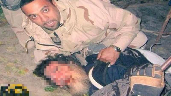 VIVA Militer: Tentara Amerika Serikat (AS) dengan jenazah Saddam Hussein