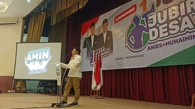Calon wakil presiden Muhaimin Iskandar dalam kegiatan pengukuhan Satu Juta Jubir Desa Amin di Depok, Jawa Barat, Kamis, 7 Desember 2023.