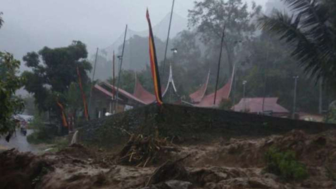 Petugas BPBD sedang berada di rumah warga tertimbun tanah longsor di Kabupaten Agam, Sumatra Barat, Kamis, 7 Desember 2023.
