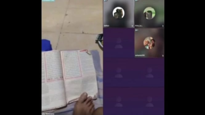 Tangkapan layar live TikTok seseorang sambil menginjak Al Quran