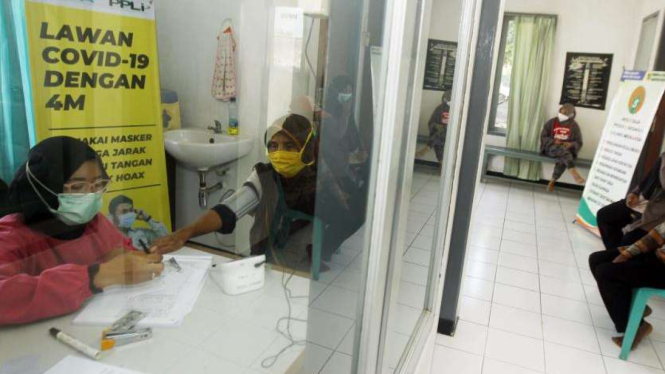 Sejumlah warga mendapatkan pelayanan kesehatan di Puskesmas Pembantu di Desa Nambo, Kecamatan Klapanunggal, Kabupaten Bogor, Jawa Barat.