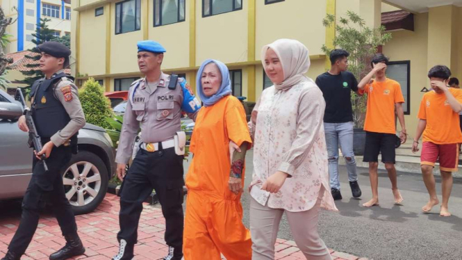 Seorang perempuan lansia warga Kabupaten Bogor, Jawa Barat, ditetapkan sebagai tersangka oleh polisi karena merusak pipa air Perusahaan Umum Daerah Tirta Pakuan, Kota Bogor.