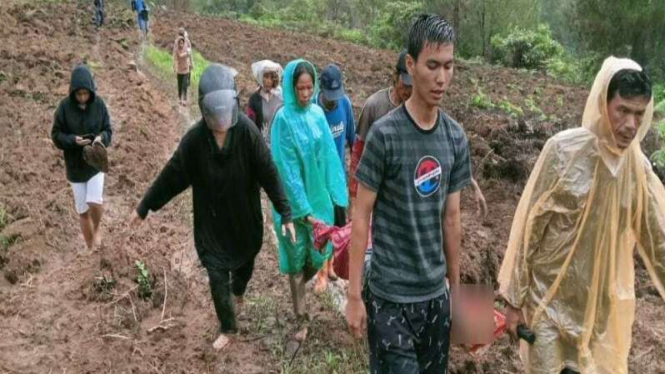 Evakuasi ibu dan anak tewas tertimbun longsor di Kabupaten Tapanuli Utara.